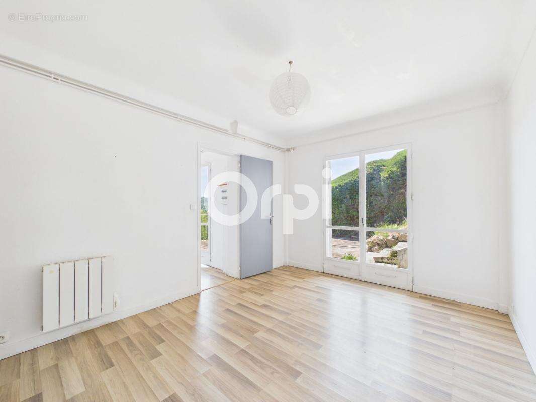 Appartement a renover - t2 bis - belle terrasse + cave + stationnement privatif + jardin - vue degagee - photo 8