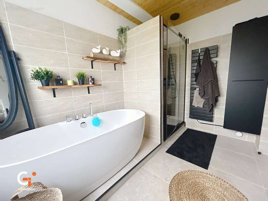 Maison à SAINT-PIERRE-DES-FLEURS