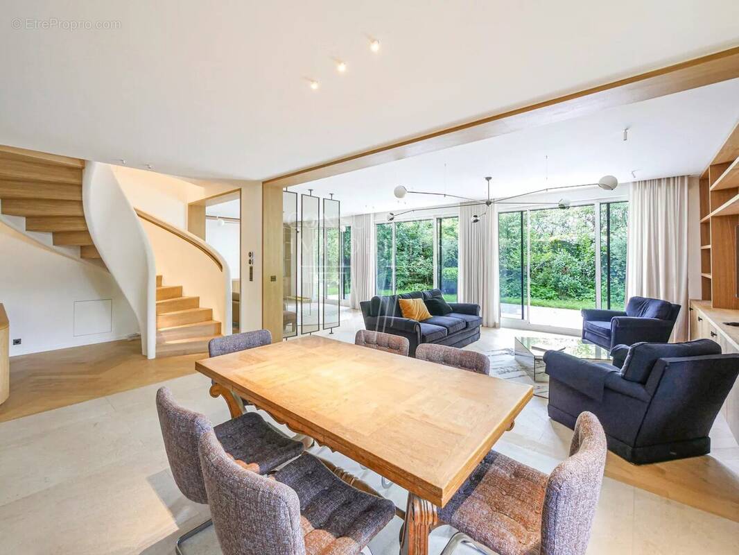 Appartement à NEUILLY-SUR-SEINE