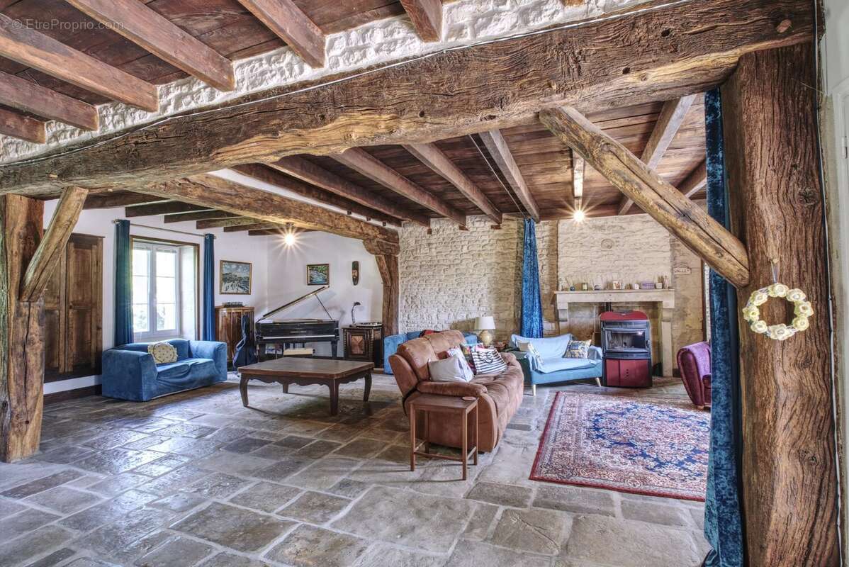 Maison en pierre spacieuse avec grand gîte (4/6 chambres) au cœur d’un village recherché - photo 3