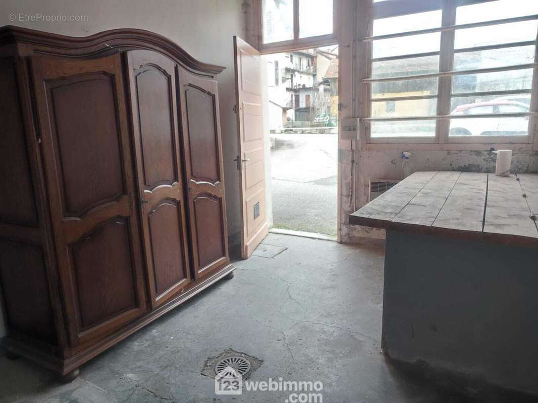 Le second est une ancienne buanderie de 15 m² avec beaucoup de luminosité. - Commerce à UGINE