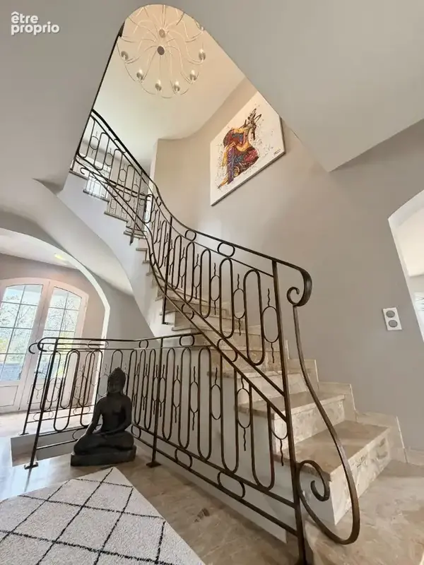 Maison de 220 m2 avec 6 pièces -2 dépendances et une piscine. - photo 2