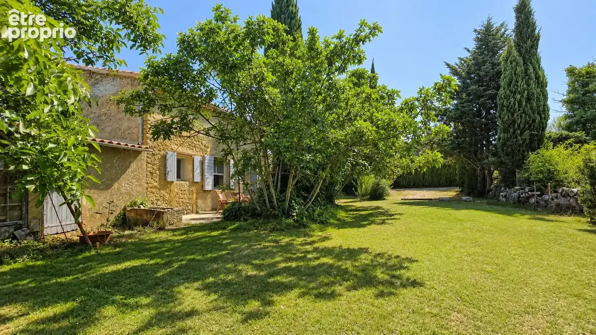 Bastidon provençal sur parcelles de 2,1 hectares / Garage et piscine - photo 1