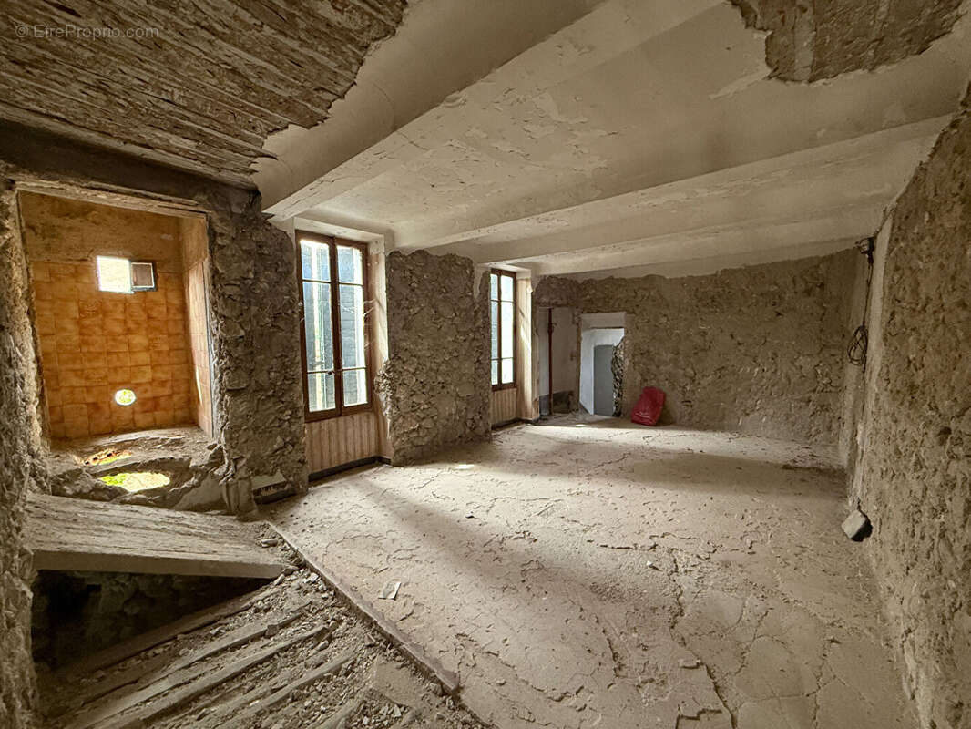 Maison à LA ROQUE-D&#039;ANTHERON