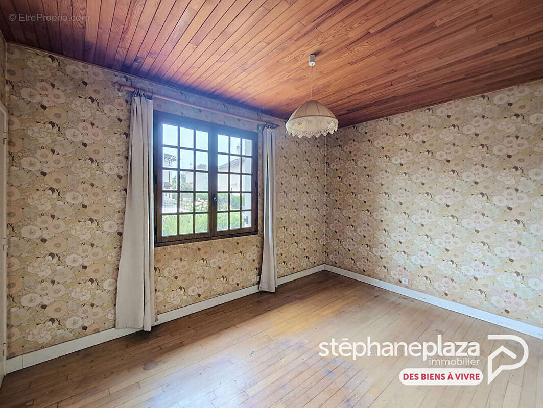 Maison de plain-pied à rénover de 81m², 2 chambres + 1 bureau, 2 garages avec jardin au centre de VILLARS-LES-DOMBES - photo 4