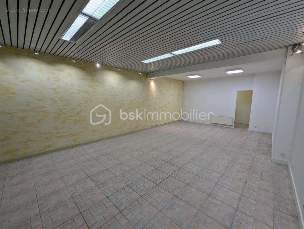 Commerce à SAINT-GEORGES-DE-REINTEMBAULT