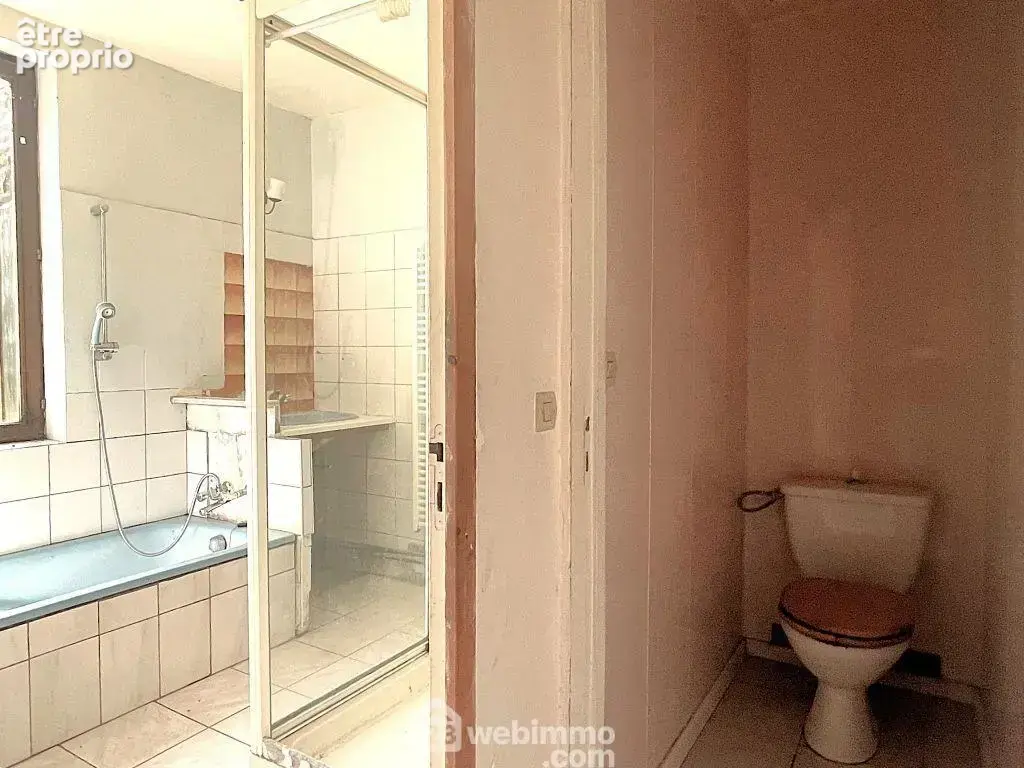 D'un côté, un couloir dessert la buanderie, la salle de bain et le WC.