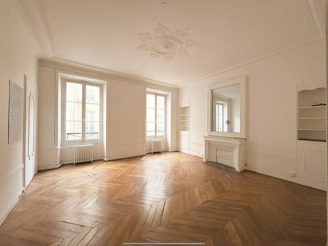 Appartement à PARIS-8E