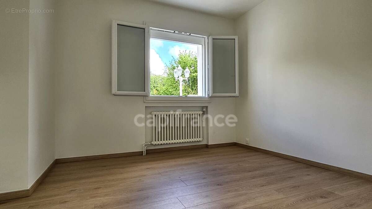 A vendre Plain pied 2 chambres Jardin et Dépendance GALLARDON (28) - photo 4