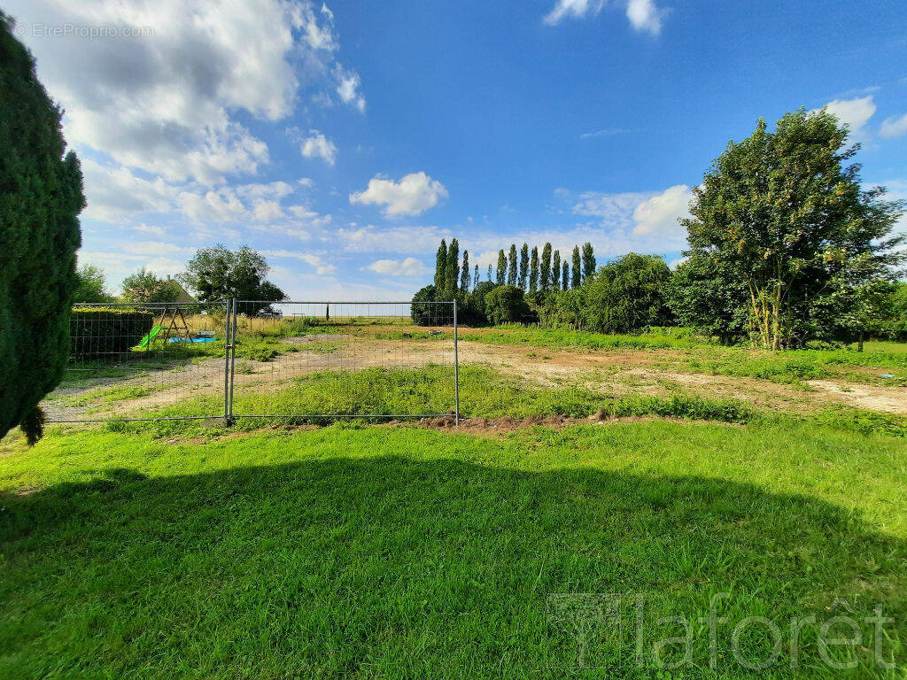 Terrain à LA FERE