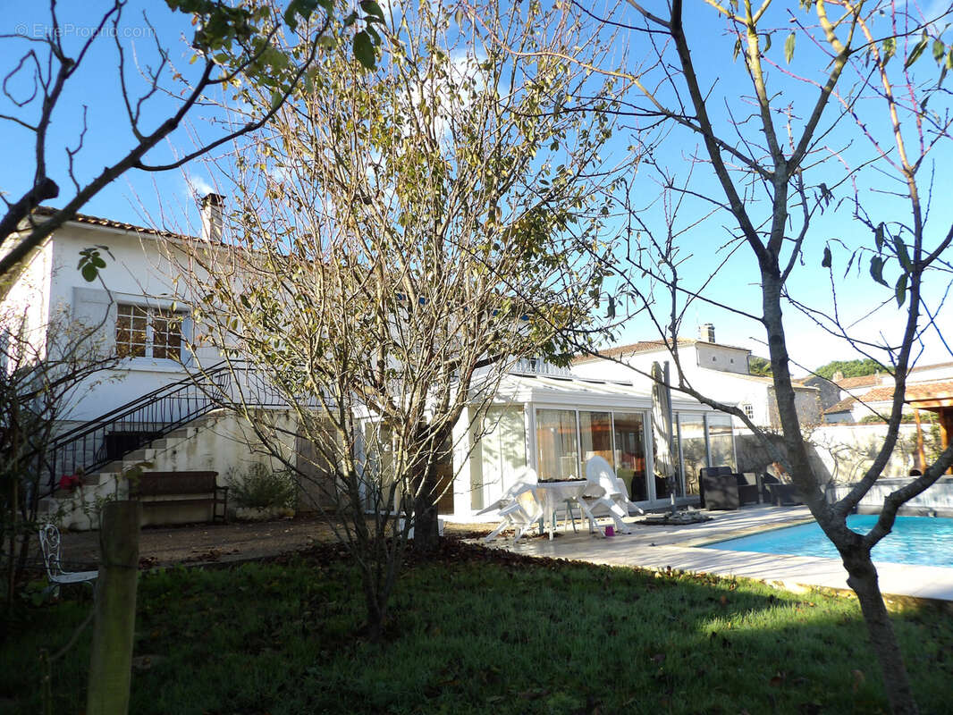 Maison à PORT-D&#039;ENVAUX