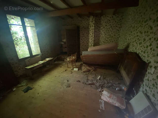 Maison à restaurer avec dépendances sur terrain de 1000 M2 - photo 10