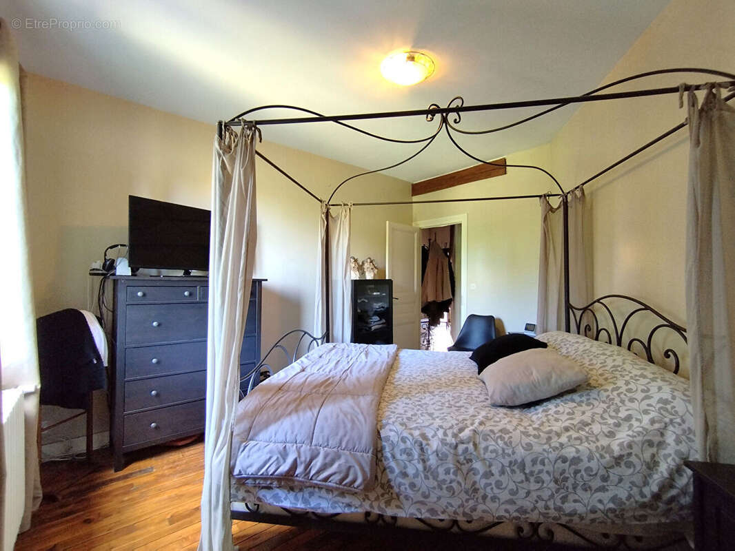 Un véritable cocon familial avec 5 chambres, deux garages et un magnifique jardin, à seulement quelques minutes de Tours et de l - photo 10