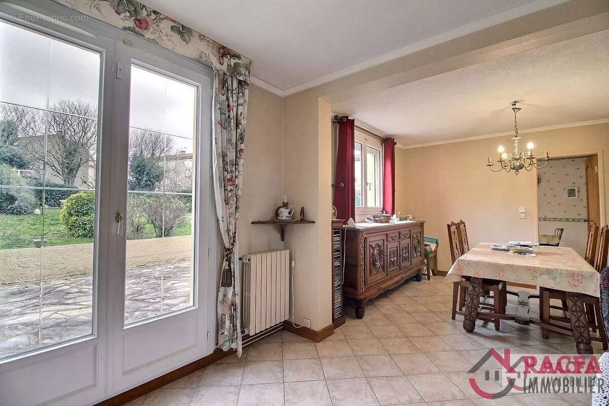 CASTRES - Maison 5 chambres, jardin et double garage - photo 15