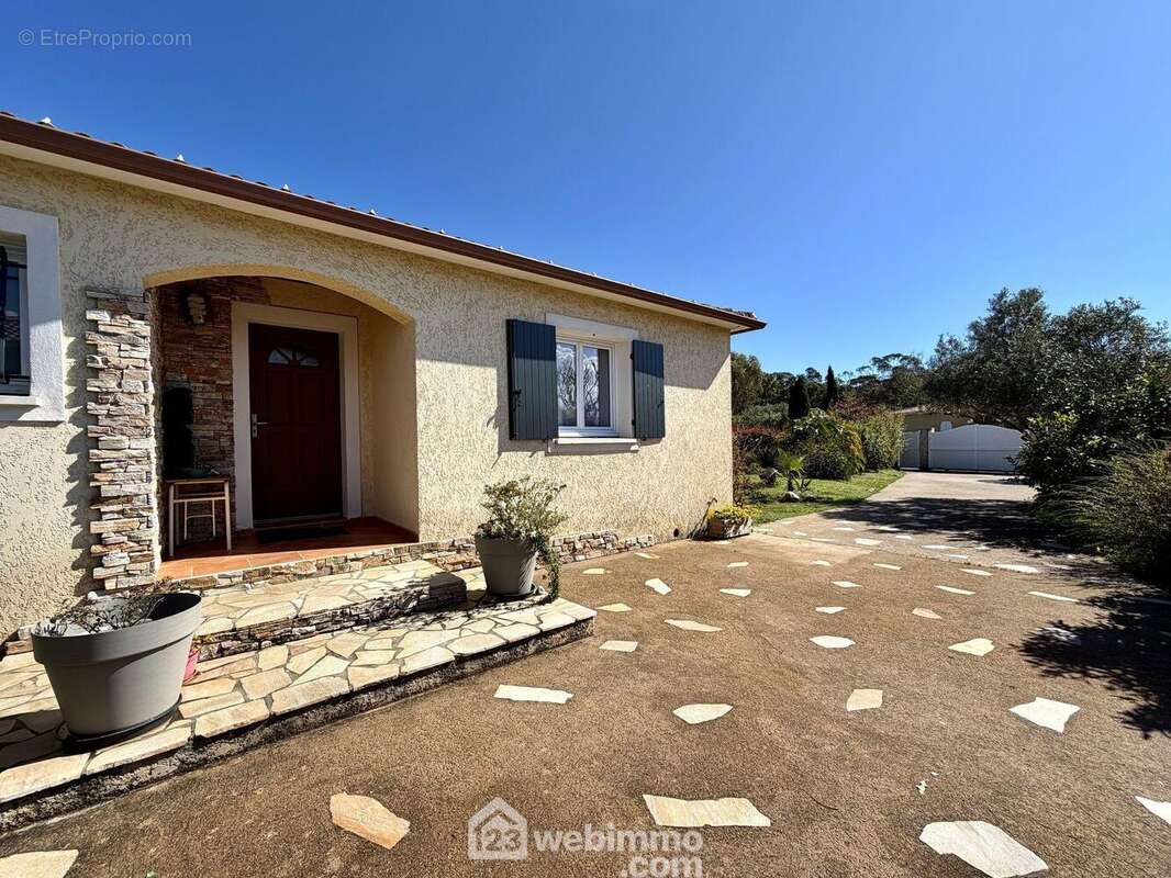 Une zone d'arrivée accessible avec une voiture - Maison à LUCCIANA