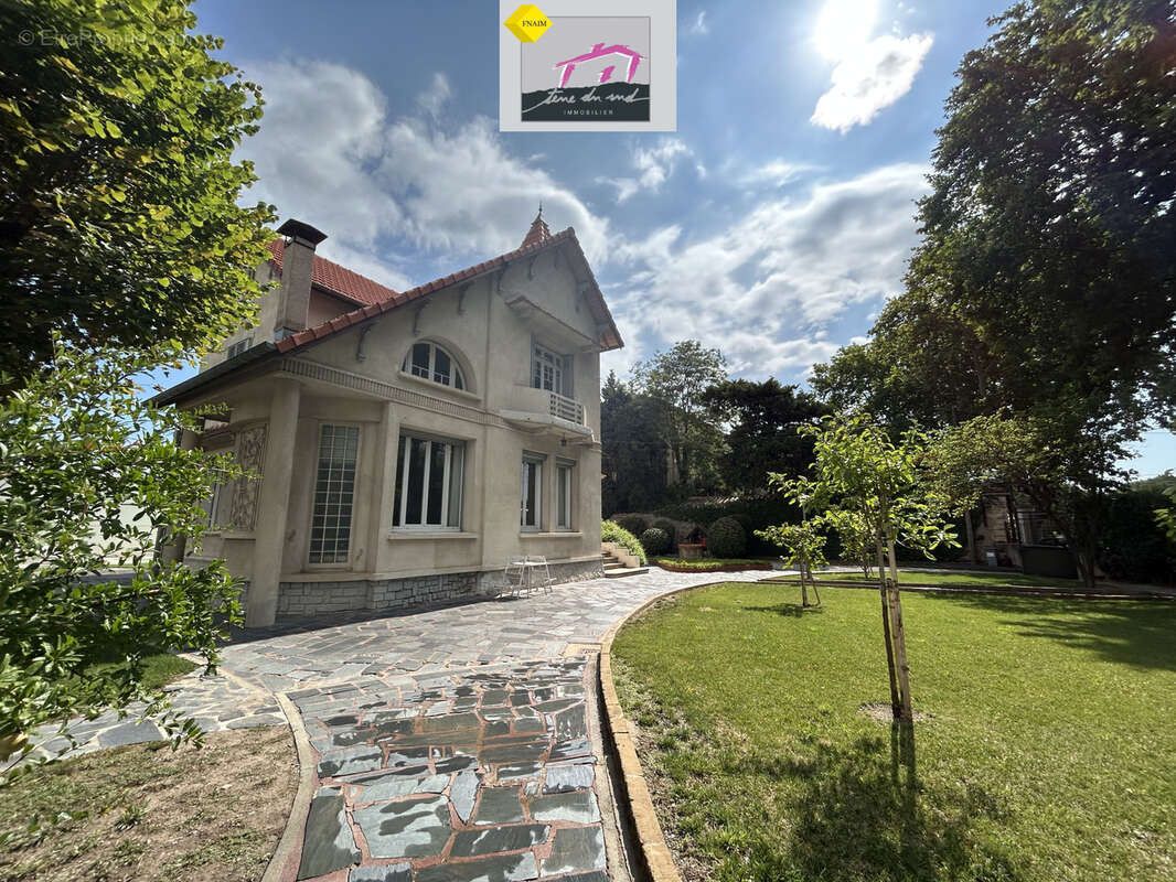 Maison bourgeoise au cœur d'un magnifique terrain avec piscine. - photo 2