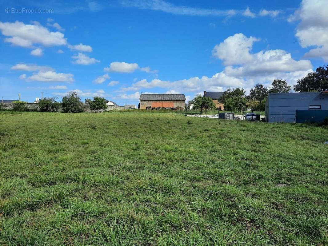 Terrain à LOYAT