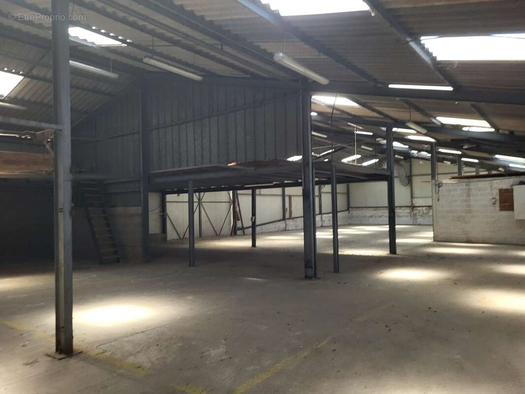 Commerce 750 m² à Saint-Marcel  - photo 6