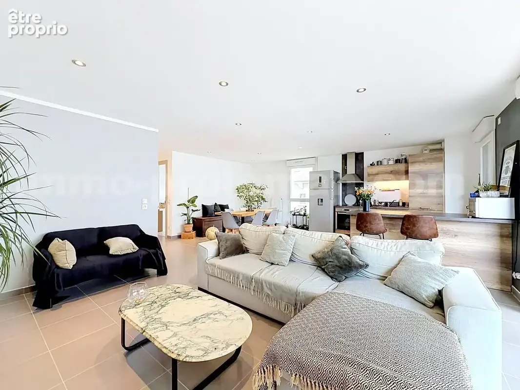 Appartement_T4_Annemasse_belle_superficie_proximitée_frontière_Suisse_tram_Ceva_direction_GENEVE_Frontaliers_Salon_Séjour_