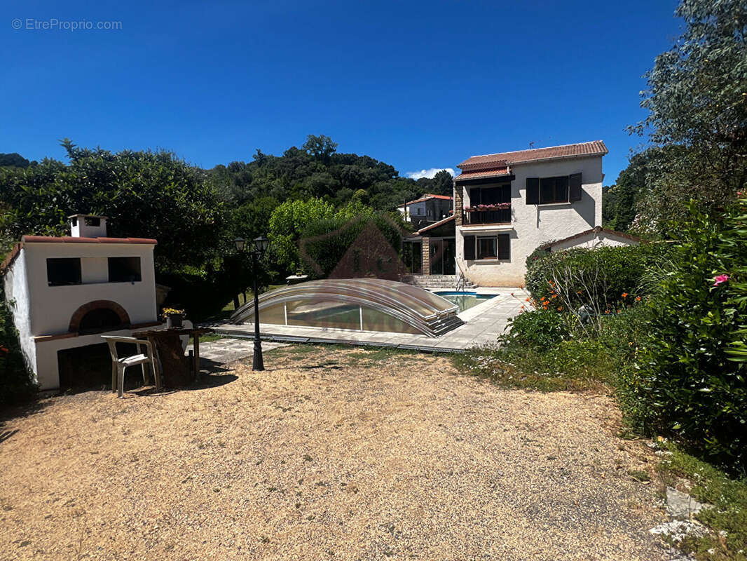 Maison avec piscine dans un environnement calme - photo 10