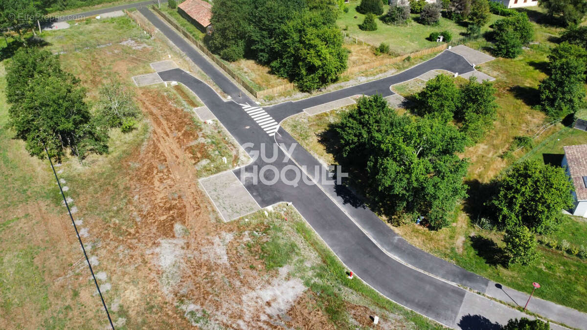 Terrain à PARENTIS-EN-BORN