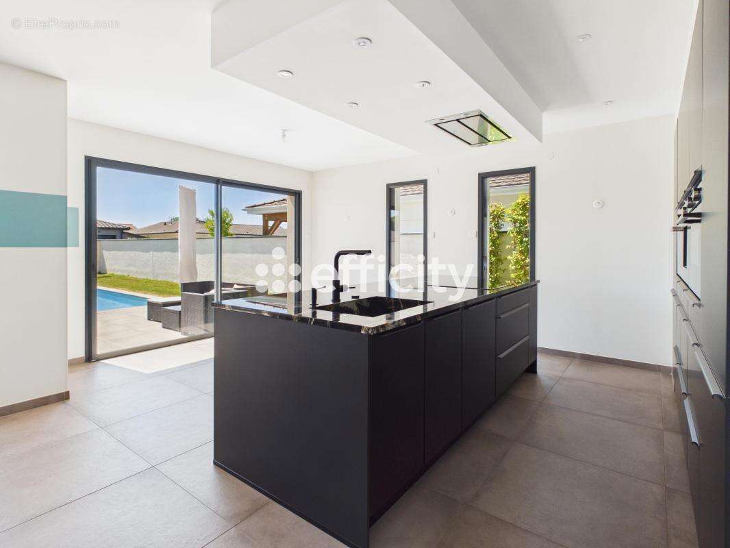 Maison 163 m² à Peronnas  - photo 9