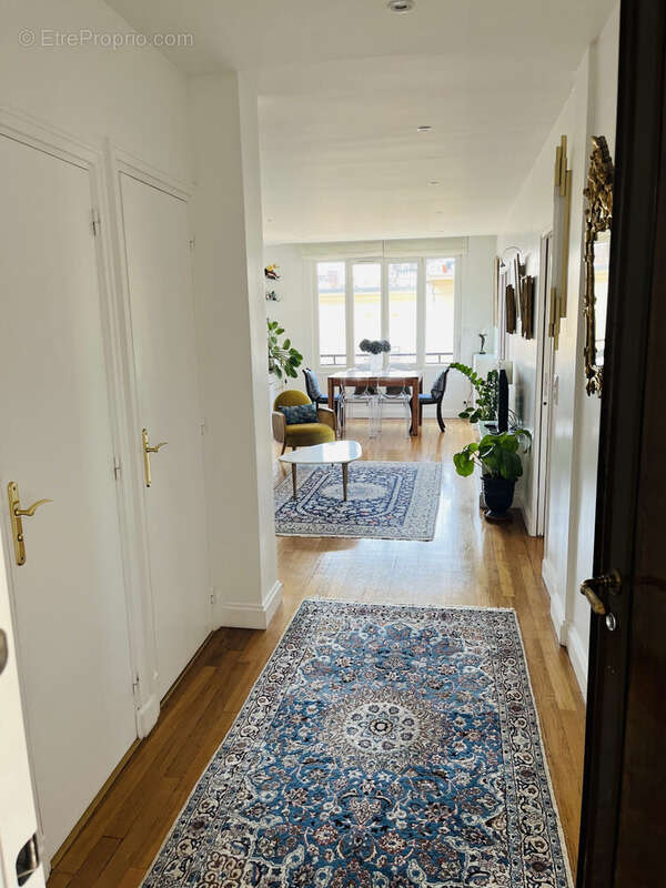 entrée sur un appartement de standing lumineux  - Appartement à NEUILLY-SUR-SEINE