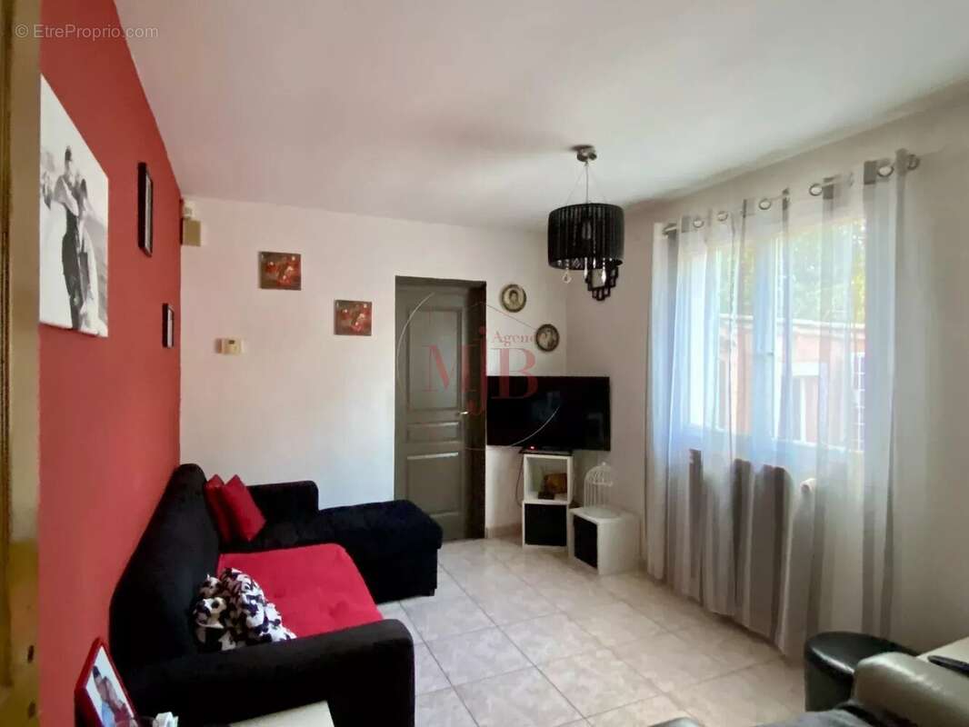 Maison à CHATEAUNEUF-LE-ROUGE