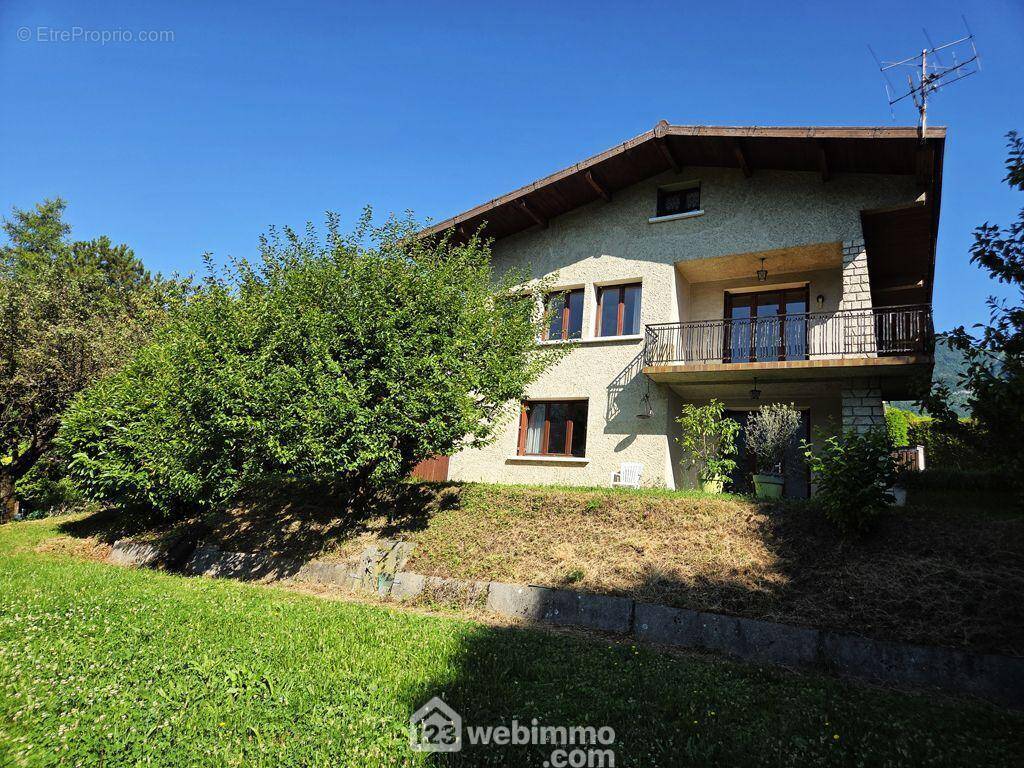 Maison individuelle de 165m² et son terrain dans un secteur calme et ensoleillé à Gilly-sur-Isère. - Maison à GILLY-SUR-ISERE