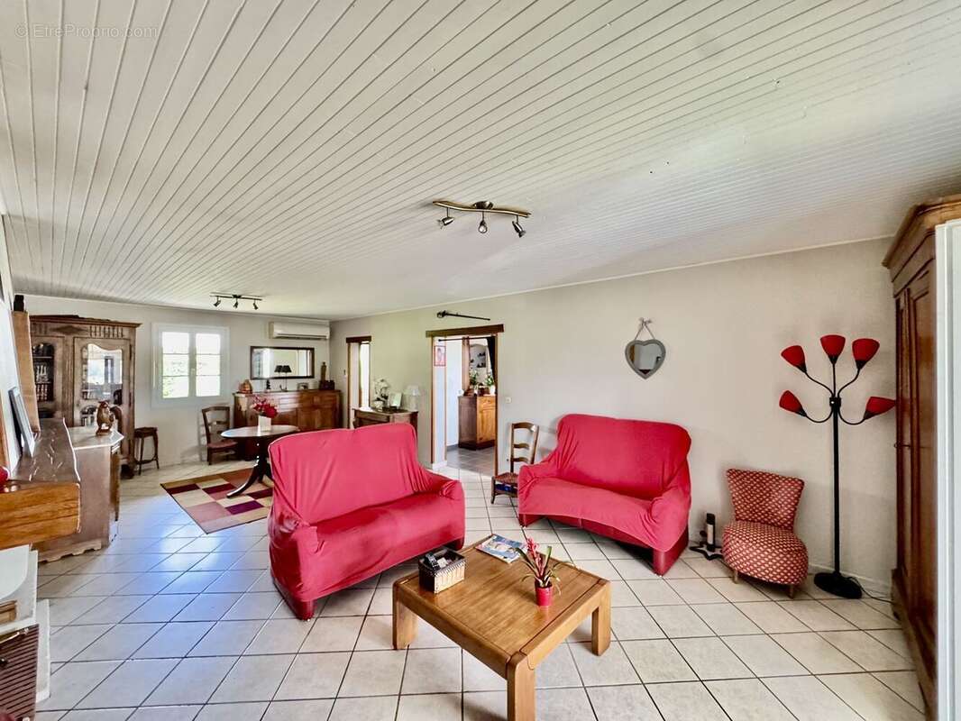 Maison à SAINTE-FOY-DE-PEYROLIERES