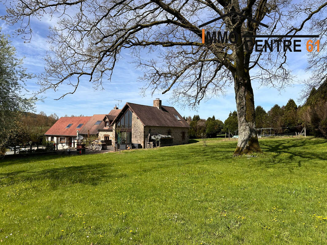 Maison d'architecte 5 chambres et un gîte de 64m2 sur un terrain de 5527m2 arboré. - photo 4