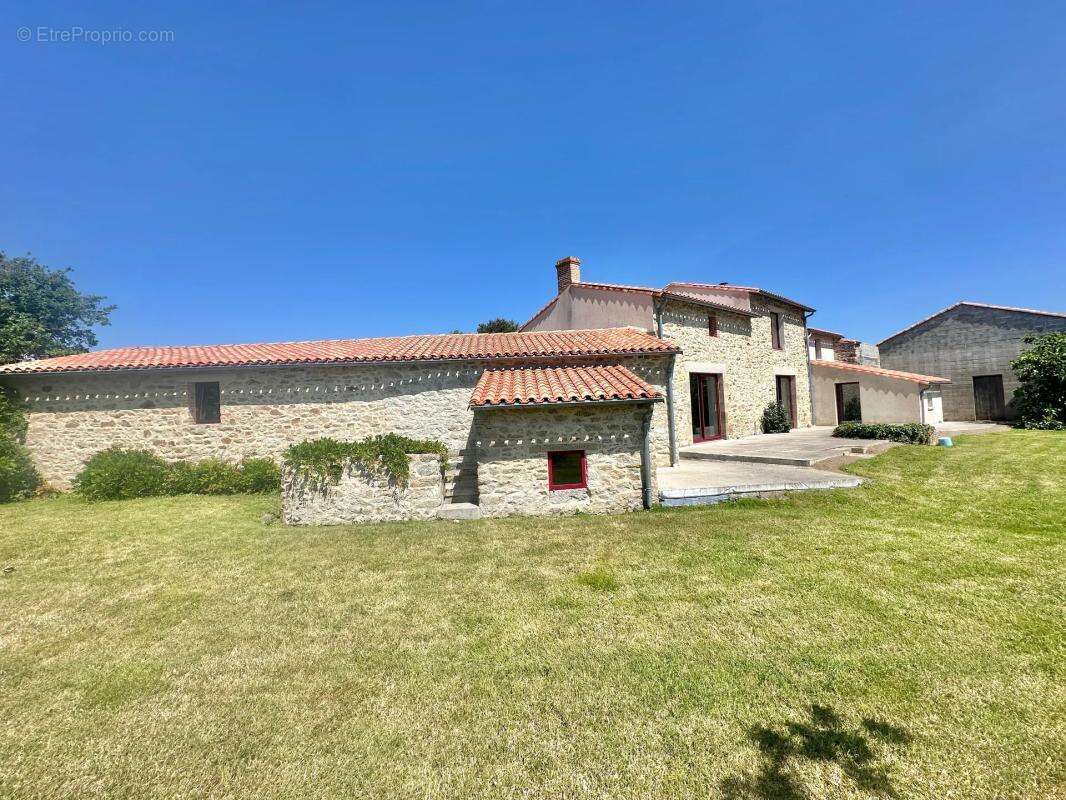 Maison de 6 pièces de 157 m² à Aigrefeuille-sur-Maine - photo 2