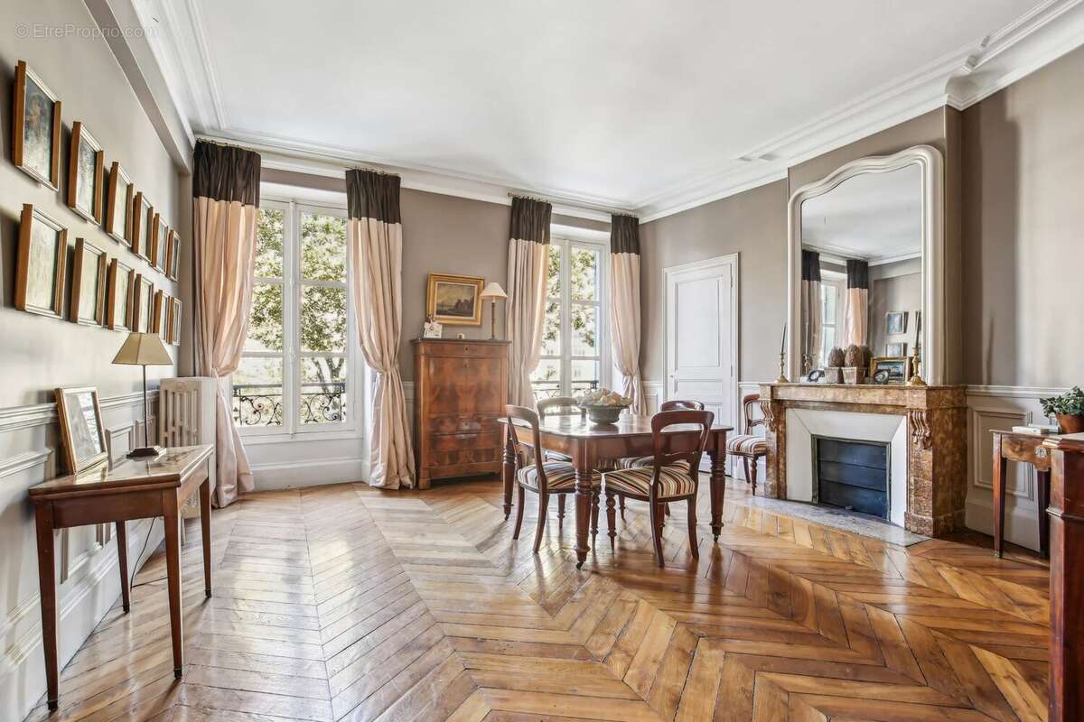 Appartement à NEUILLY-SUR-SEINE