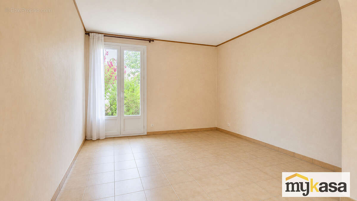 Maison familiale T5 de 136 m² avec garage et terrain de 525 m² - photo 7