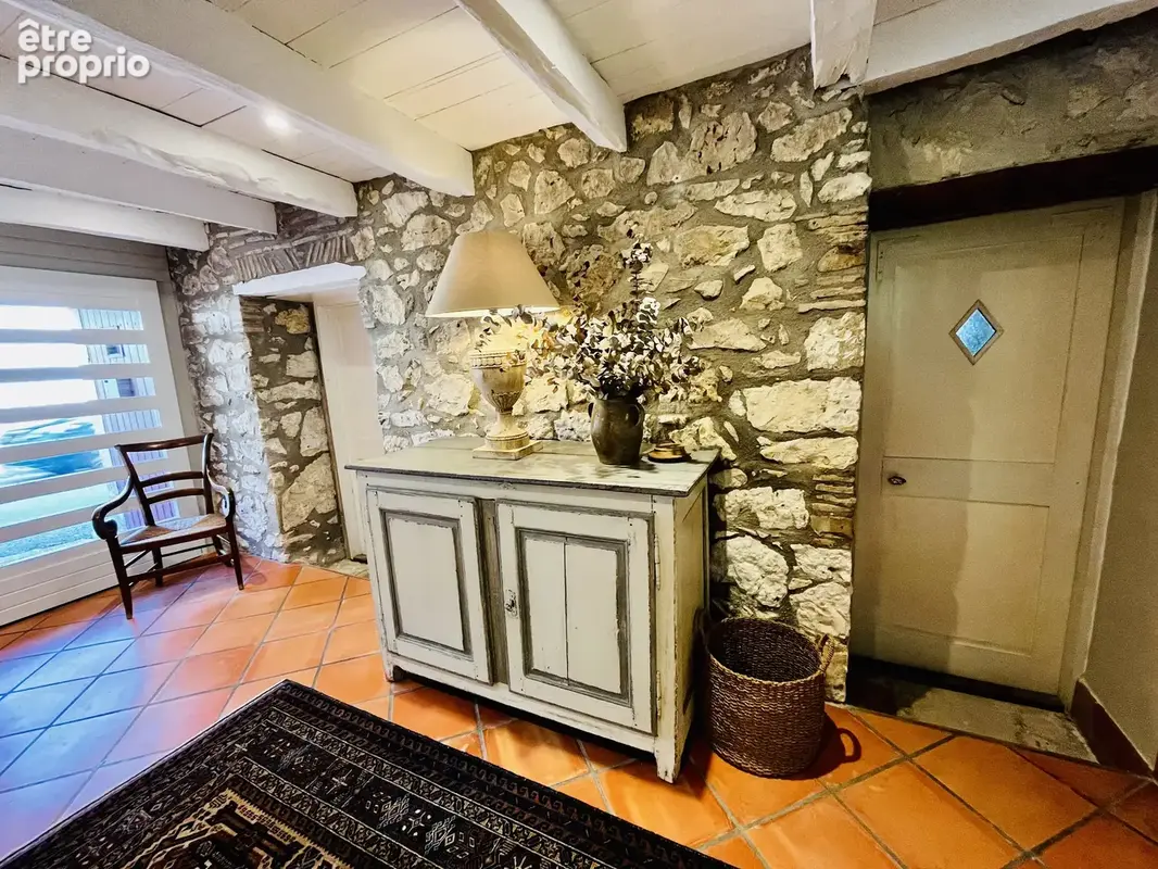 Belle Maison de Village en Pierre Rénovée avec Jardin Clos et Garage - photo 6