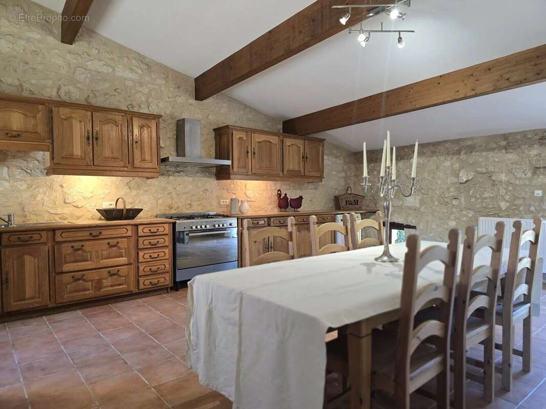 Charmante propriété en pierre avec un potentiel d'investissement avec une piscine - photo 2