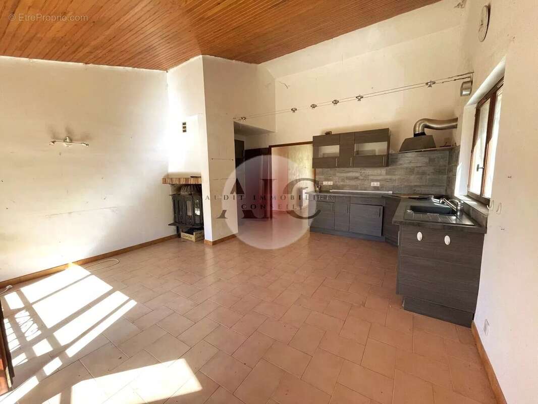 Maison à TOURRETTES