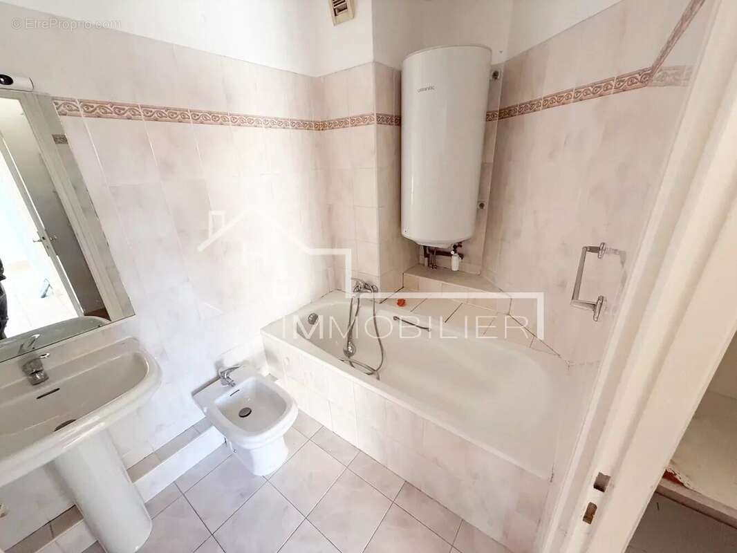 Appartement à SAINT-LAURENT-DU-VAR