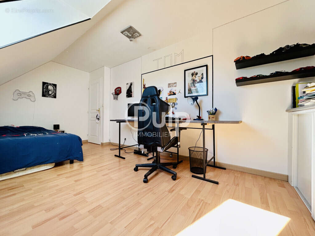 À découvrir sans tarder : belle maison individuelle aux volumes généreux ! - photo 11