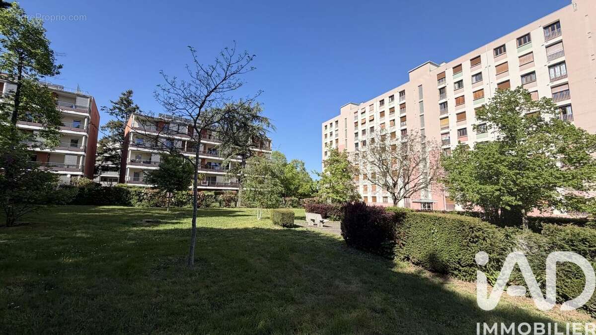 Appartement 76 m² à Decines-Charpieu  - photo 2