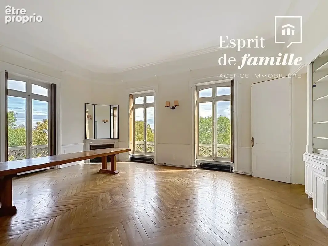 QUAI JEAN-JACQUES ROUSSEAU – Appartement de réception de 122 m² dans une maison bourgeoise - photo 2