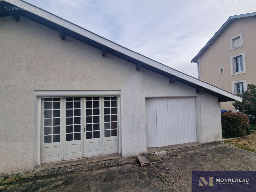 Maison à MONTMOREAU-SAINT-CYBARD