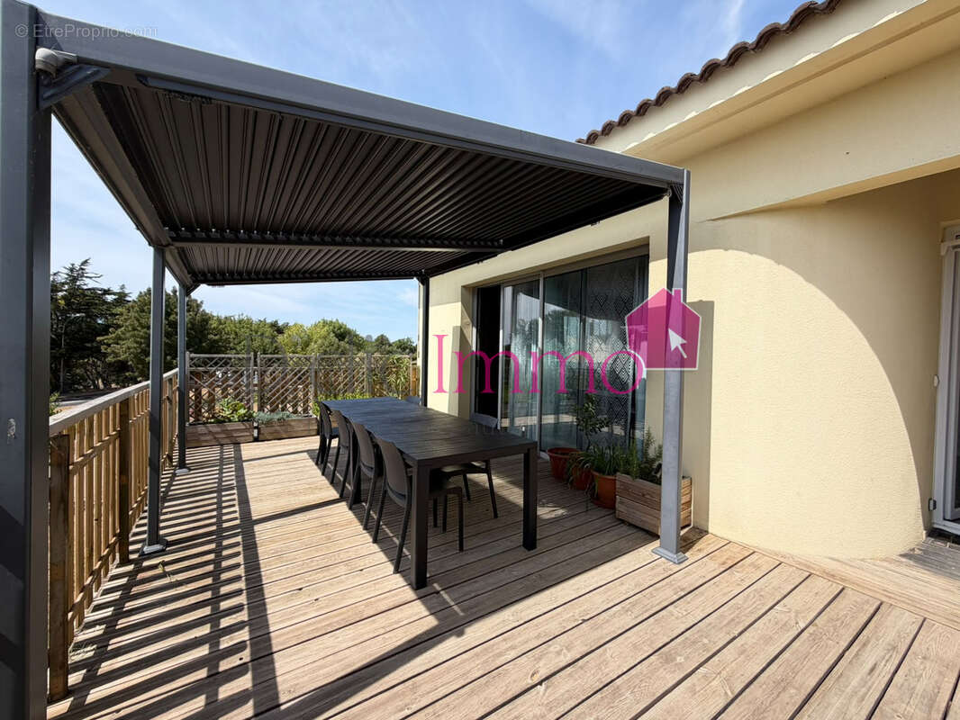 GIVRAND - Maison de 278m2 comprenant trois appartements - terrain clos de 2156 m2 - photo 2
