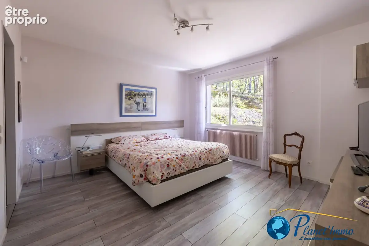 Maison individuelle de 233 m2 habitables avec terrain de 2100m2 arboré avec Piscine. - photo 8