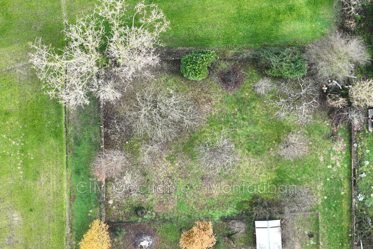 Terrain à SAINT-ETIENNE-DE-TULMONT