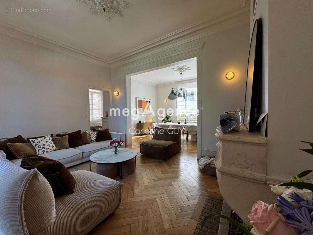 Très belle maison de ville, de 166m2, 5 chambres, jardin et dépendance - photo 2