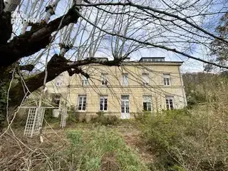 Superbe propriété située en plein centre de Saint-Patrice, offrant de beaux volumes et un fort potentiel. - photo 7
