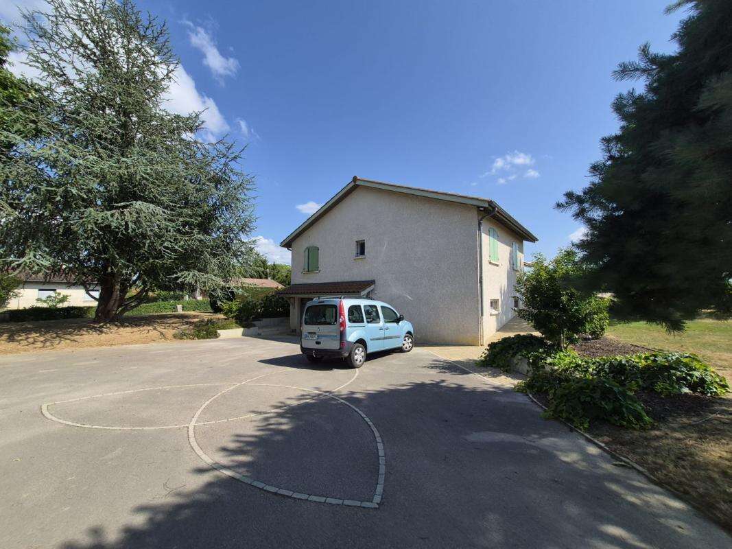 Maison 129 m² à Saint-Benigne  - photo 2