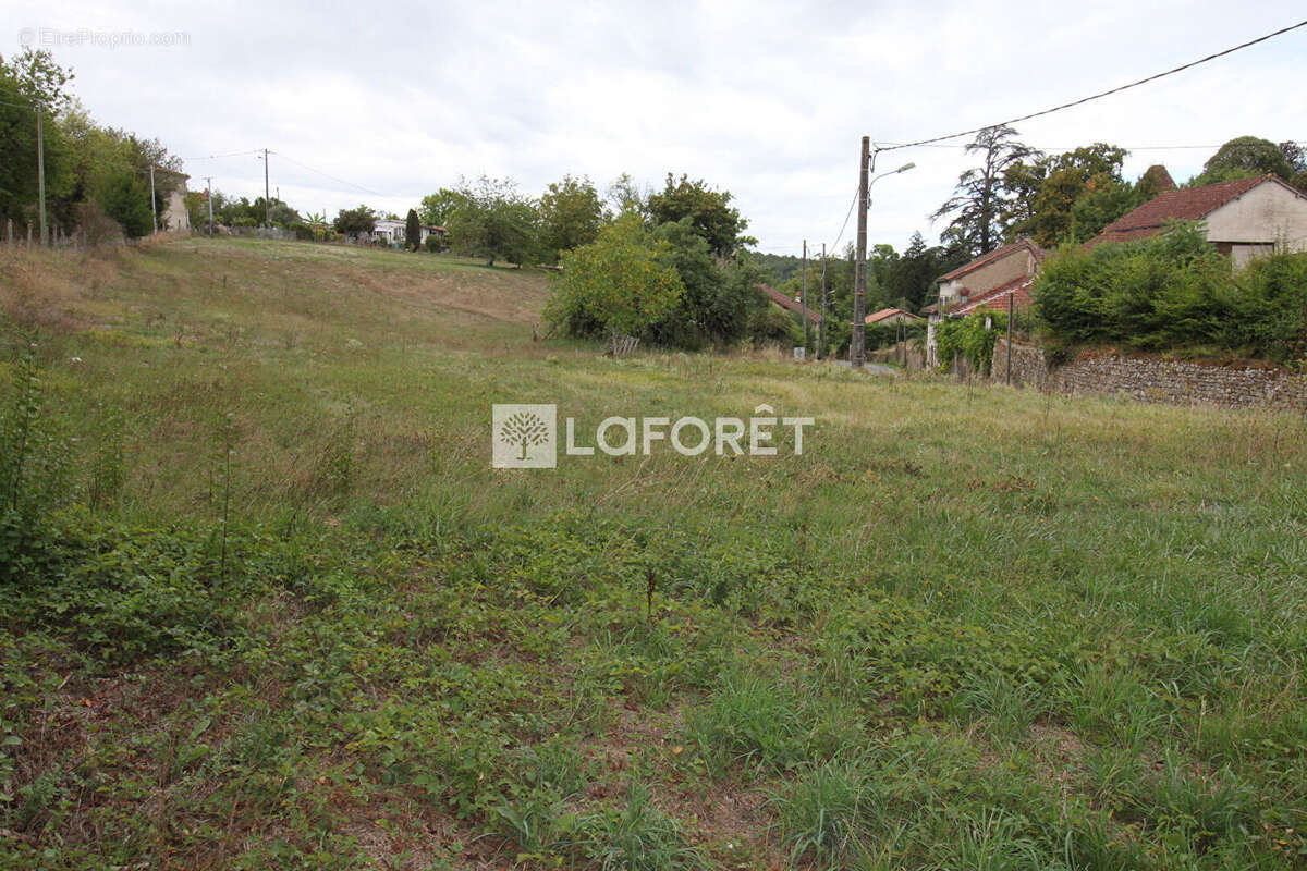 Terrain La Chapelle-faucher 1390 m2 constructibles - photo 7