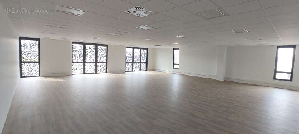 Commerce à VAULX-MILIEU